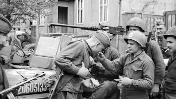 Американский, советский и британский солдаты дружески закуривают по сигарете Camel. Встреча на Эльбе, 1945 год - اسپوتنیک افغانستان  