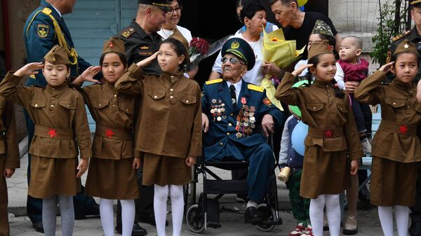 Ветеран Великой Отечественной войны Асек Урманбетов, 101 год, принимает поздравления во время празднования Дня Победы в Бишкеке, Киргизия - اسپوتنیک افغانستان  