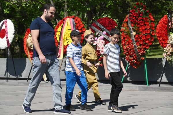 مراسم گل گذاری در پارک پیروزی به مناسبت روز پیروزی در ایروان. این جشن همزمان با هفتاد و نهمین سالگرد پیروزی در جنگ بزرگ میهنی برگزار می شود. - اسپوتنیک افغانستان  