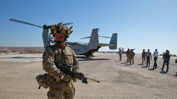 Британский летчик Королевских ВВС обеспечивает безопасность во время погрузки на MV-22 Osprey во время небоевой операции по эвакуации в рамках учений Eager Lion в Аммане, Иордания - اسپوتنیک افغانستان  