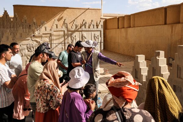 گردشگران در حال تماشای ویرانه های تخت جمشید باستان، که به عنوان پایتخت امپراتوری ایرانی هخامنشی (550-330 پیش از میلاد) در جنوب ایران. - اسپوتنیک افغانستان  