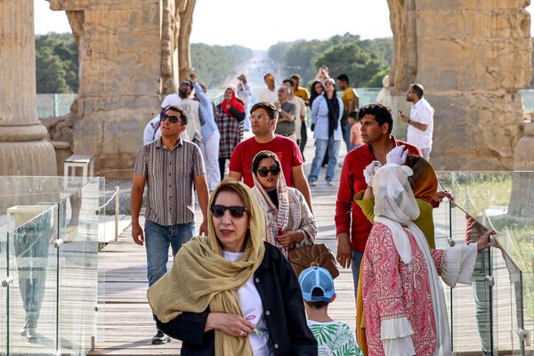 گردشگران در حال تماشای ویرانه های تخت جمشید باستان، که به عنوان پایتخت امپراتوری ایرانی هخامنشی (550-330 پیش از میلاد) در جنوب ایران. - اسپوتنیک افغانستان  
