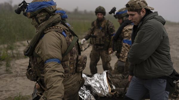 Украинские военные переносят раненого сослуживца - اسپوتنیک افغانستان  