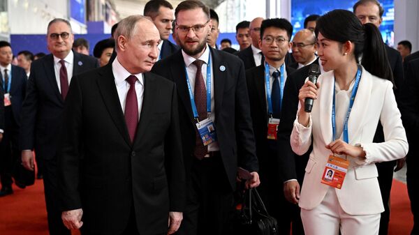 Президент России Владимир Путин осматривает выставку VIII Российско-китайского ЭКСПО в Харбине - اسپوتنیک افغانستان  