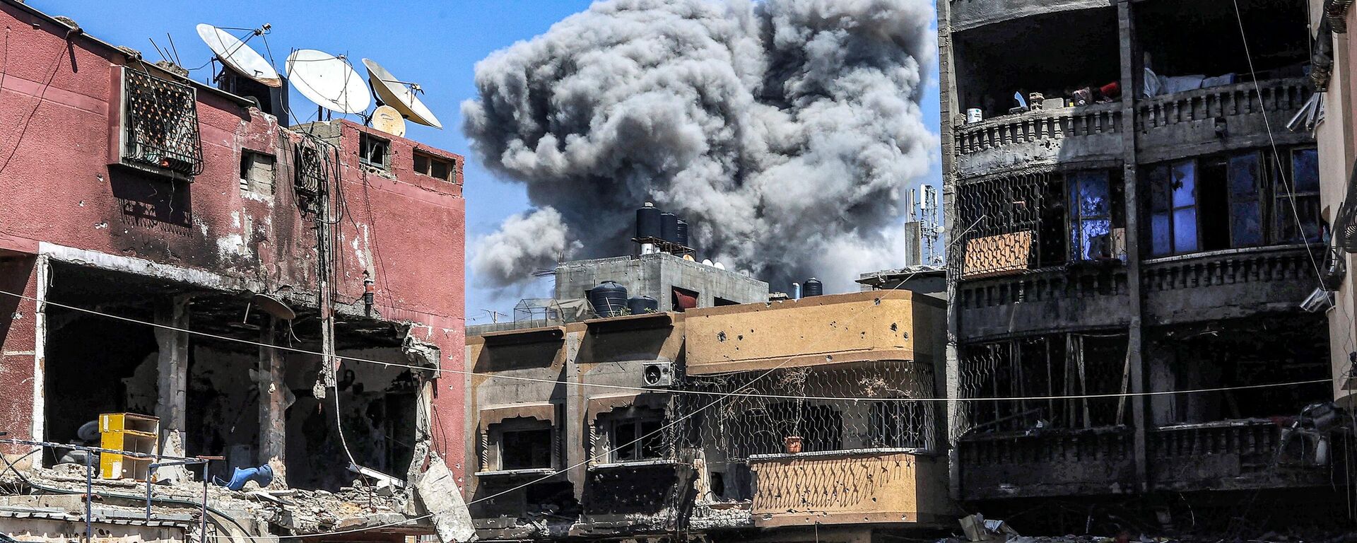 Шлейф дыма поднимается во время израильской бомбардировки Джабалии на севере сектора Газа - اسپوتنیک افغانستان  , 1920, 25.05.2024