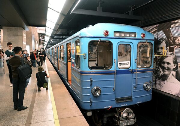 رسم و گذشت قطارها برای هشتاد و نهمین سالگرد مترو مسکو در استیشن مترو سوکلنیکی در خط حلقه بزرگ. - اسپوتنیک افغانستان  