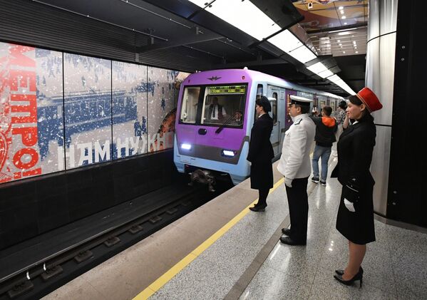 رسم و گذشت قطارها برای هشتاد و نهمین سالگرد مترو مسکو در استیشن مترو سوکلنیکی در خط حلقه بزرگ. - اسپوتنیک افغانستان  