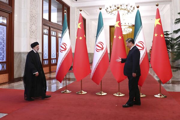 در این عکس که سایت رسمی دفتر ریاست جمهوری ایران منتشر کرده است، ابراهیم رئیسی رئیس جمهور در سمت چپ، در مراسم استقبال رسمی شی جین پینگ، همتای چینی خود در پکن، سه شنبه، بهمن ماه، وارد شده است. 14, 2023 - اسپوتنیک افغانستان  