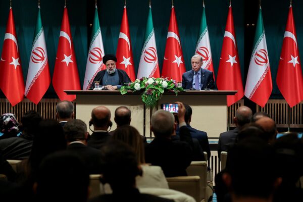 رجب طیب اردوغان، رئیس‌جمهور ترکیه و ابراهیم رئیسی، رئیس‌جمهور ایران، در یک کنفرانس مطبوعاتی مشترک در 24 جولای 2024 در آنکارا شرکت کردند. - اسپوتنیک افغانستان  
