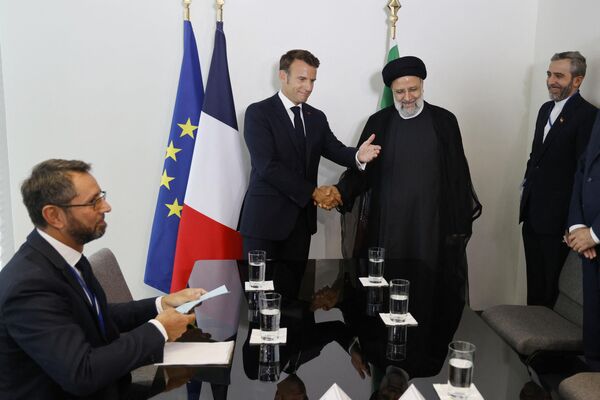 امانوئل مکرون، رئیس جمهور فرانسه، در حاشیه هفتاد و هفتمین مجمع عمومی سازمان ملل متحد در مقر سازمان ملل در نیویورک در 20 سپتامبر 2022 با ابراهیم رئیسی، رئیس جمهور ایران دیدار و گفتگو کرد. - اسپوتنیک افغانستان  
