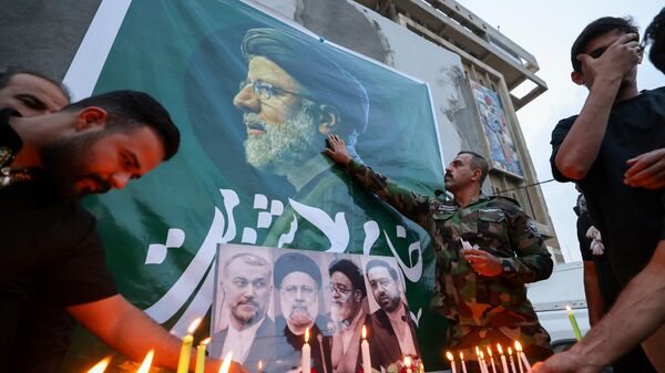 عراقی ها در عراق به یاد ابراهیم رئیسی رئیس جمهور فقید ایران شمع روشن می کنند - اسپوتنیک افغانستان  