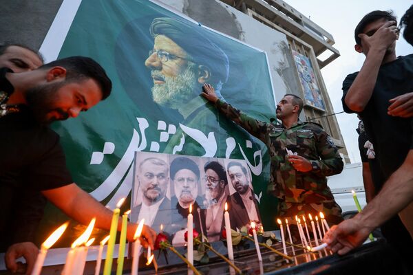عراقی ها در عراق به یاد ابراهیم رئیسی رئیس جمهور فقید ایران شمع روشن می کنند. - اسپوتنیک افغانستان  