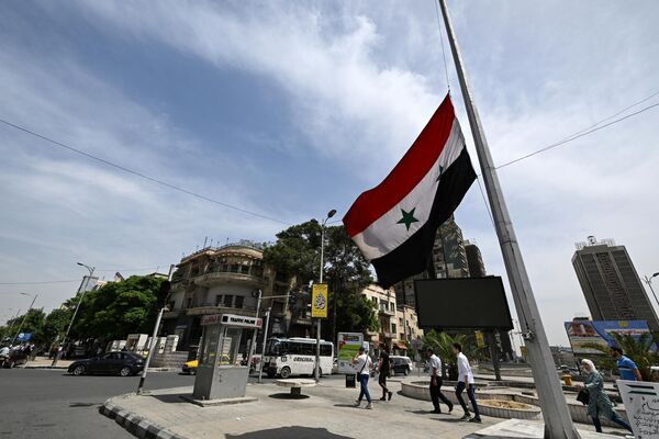 پرچم نیمه افراشته سوریه در دمشق به مناسبت درگذشت رئیس جمهور ایران. - اسپوتنیک افغانستان  