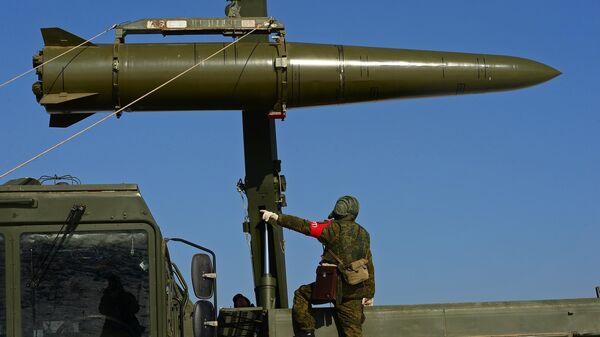  Загрузка ракеты транспортно-заряжающий машиной на самоходную пусковую установку оперативно-тактического ракетного комплекса Искандер-М - اسپوتنیک افغانستان  