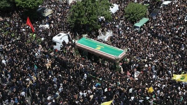 مراسم تشییع پیکرهای رئیس جمهور فقید ایران و همراهان در تهران  - اسپوتنیک افغانستان  