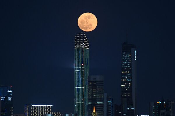 مهتاب کامل در 23 می 2024 بر فراز شهر کویت طلوع می کند. - اسپوتنیک افغانستان  