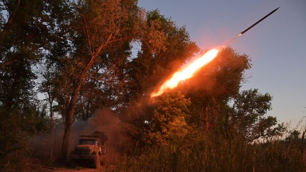 Военнослужащие ведут огонь из РСЗО 9К55 Град-1 на Артемовском направлении - اسپوتنیک افغانستان  