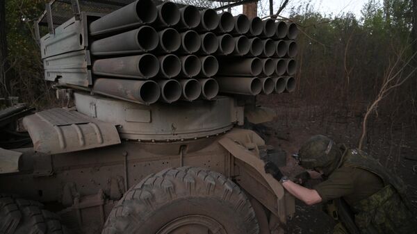 Военнослужащий готовит к стрельбе РСЗО 9К55 Град-1 на Артемовском направлении - اسپوتنیک افغانستان  