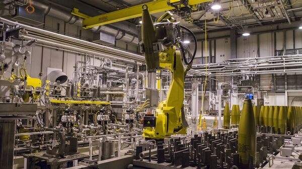 A robot moves an inert projectile from a conveyor tray to a device that will remove the nose closure atn the Blue Grass Chemical Agent-Destruction Pilot Plant - اسپوتنیک افغانستان  