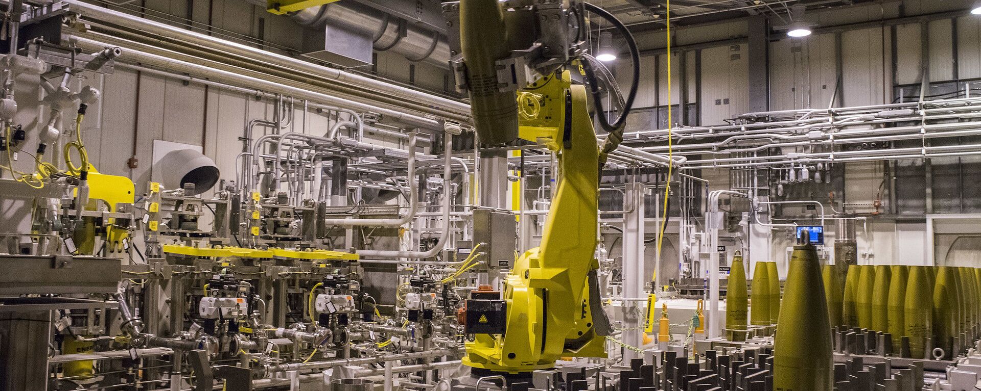 A robot moves an inert projectile from a conveyor tray to a device that will remove the nose closure atn the Blue Grass Chemical Agent-Destruction Pilot Plant - اسپوتنیک افغانستان  , 1920, 28.05.2024