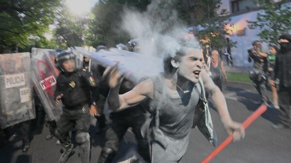 Столкновение демонстрантов с полицией во время пропалестинской акции протеста перед посольством Израиля в Мехико - اسپوتنیک افغانستان  