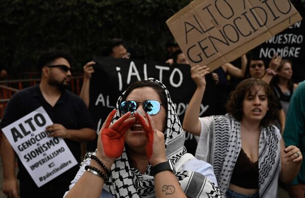 درگیری یک تظاهرکننده با پلیس در جریان تظاهرات حامی فلسطین به نام &quot;اقدام فوری برای رفح&quot; که در مقابل سفارت اسرائیل در مکسیکو سیتی در 28 می 2024 برگزار شد. - اسپوتنیک افغانستان  