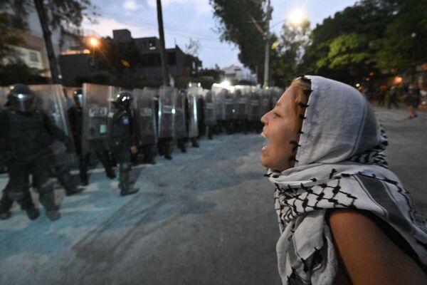 یک زن در راهپیمایی طرفدار فلسطین به نام &quot;اقدام فوری برای رفح&quot; که در مقابل سفارت اسرائیل در مکسیکو سیتی در 28 می 2024 برگزار شد، شرکت می کند. - اسپوتنیک افغانستان  