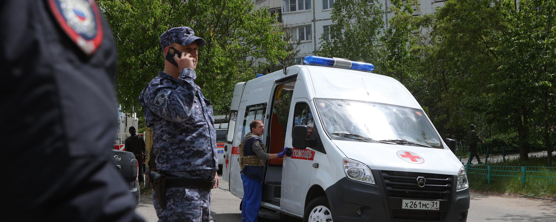 На месте обрушения подъезда в жилом доме в Белгороде в результате обстрела ВСУ - اسپوتنیک افغانستان  , 1920, 30.05.2024