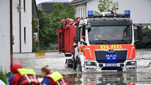 Автомобиль Немецкой ассоциации спасателей движется по затопленной улице, Германия - اسپوتنیک افغانستان  