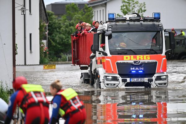 یک وسیله نقلیه توسط انجمن نجات جان آلمان (DLRG) در 2 جون 2024 در خیابانی سیل زده در بار-ابنهاوزن راه می افتد. باران های شدید از 31 مه 2024 به بعد منجر به جاری شدن سیل در سراسر ایالت های بادن-وورتمبرگ در جنوب آلمان شده است.  - اسپوتنیک افغانستان  