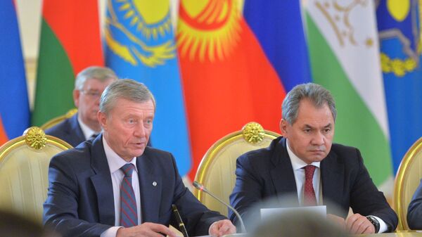 Генеральный секретарь ОДКБ Николай Бордюжа и министр обороны РФ Сергей Шойгу в Кремле - اسپوتنیک افغانستان  