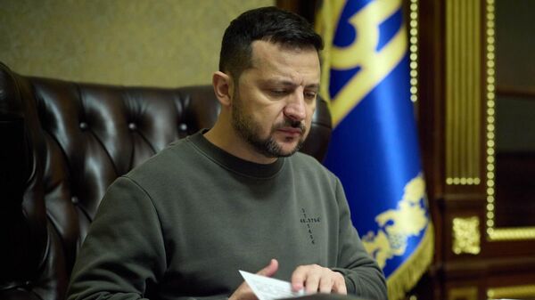 Владимир Зеленский за работой над документами - اسپوتنیک افغانستان  