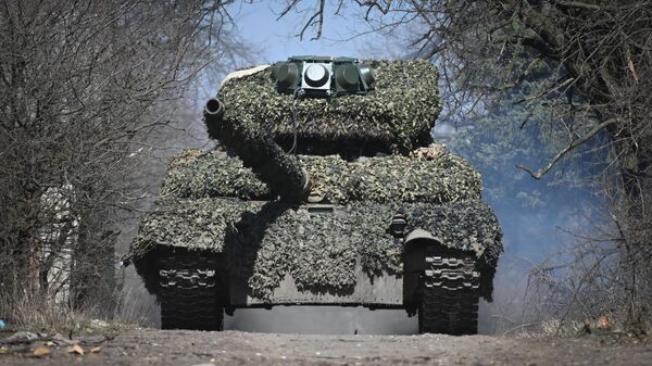 Танк Т-72 группировки войск Центр во время выполнения боевых задач на Авдеевском направлении - اسپوتنیک افغانستان  