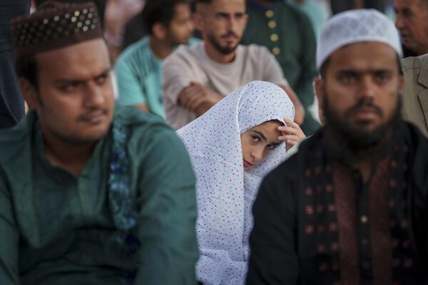 نماز عید قربان در مسجد بخارست رومانیا. - اسپوتنیک افغانستان  