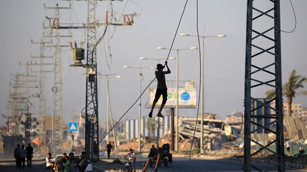 Палестинская молодежь раскачивается на электрических кабелях в лагере беженцев Аль-Магаз, Палестина - اسپوتنیک افغانستان  