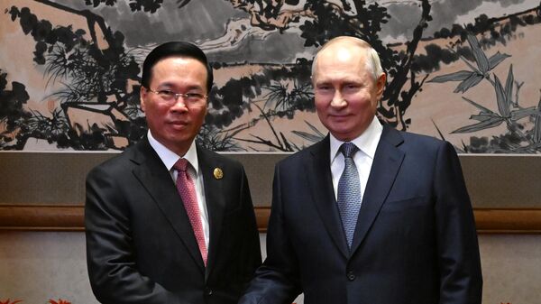 Президент Вьетнама Во Ван Тхыонг и президент РФ Владимир Путин во время встречи в Пекине - اسپوتنیک افغانستان  