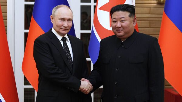 Президент РФ Владимир Путин и председатель государственных дел Корейской Народно-Демократической Республики Ким Чен Ын во время церемонии официальной встречи на площади Ким Ир Сена в Пхеньяне - اسپوتنیک افغانستان  