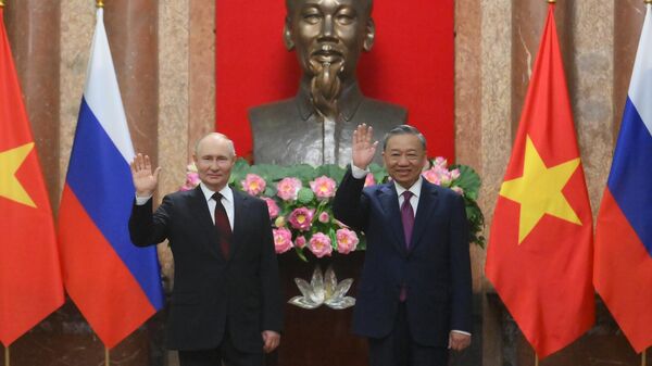Президент РФ Владимир Путин и президент Социалистической Республики  Вьетнам То Лам (справа) на совместном фотографировании в Президентском дворце в Ханое - اسپوتنیک افغانستان  