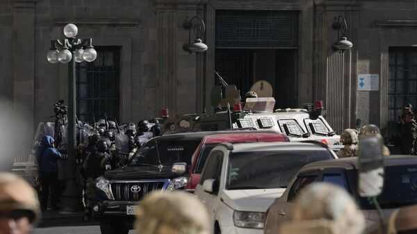 Военная полиция собирается у главного входа в президентский дворц на площади Мурильо в Ла-Пасе, Боливия,  - اسپوتنیک افغانستان  