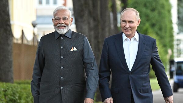 Президент РФ Владимир Путин и премьер-министр Индии Нарендра Моди во время прогулки в резиденции Ново-Огарево - اسپوتنیک افغانستان  