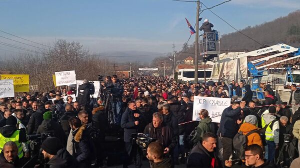 Акция протеста по случаю объявления о сносе баррикад временным правительством косовских албанцев в Приштине - اسپوتنیک افغانستان  