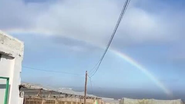 منظره ای نفس گیر: یک سیم و پایه برق به دلیل وزش باد شدید فرو ریخت - اسپوتنیک افغانستان  