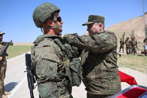 پایان رزمایش مشترک نیروهای مسلح روسیه و تاجیکستان در نزدیک مرز افغانستان پایان رزمایش مشترک نیروهای مسلح روسیه و تاجیکستان در نزدیک مرز افغانستان - اسپوتنیک افغانستان