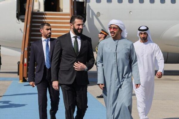 احمد الشرع رئیس جمهور سوریه در راس یک هیئت بلندپایه وارد امارات شد احمد الشرع رئیس جمهور سوریه در راس یک هیئت بلندپایه وارد امارات شد - اسپوتنیک افغانستان