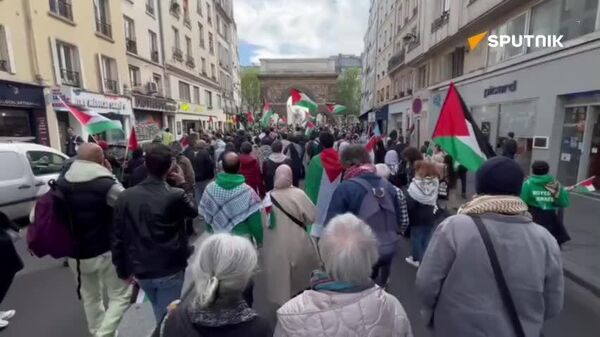 راهپیمایی بر پشتیبانی از فلسطین و درخواست آتش بس در پاریس برگزار شد - اسپوتنیک افغانستان  