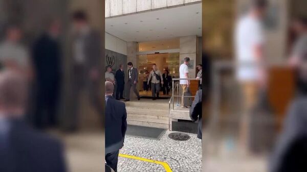 «روسیه حکومت می‌کند»؛ کاروان موترهای سرگئی لاوروف در شورای وزیران امور خارجه کشورهای عضو بریکس در ریودوژانیرو - اسپوتنیک افغانستان  