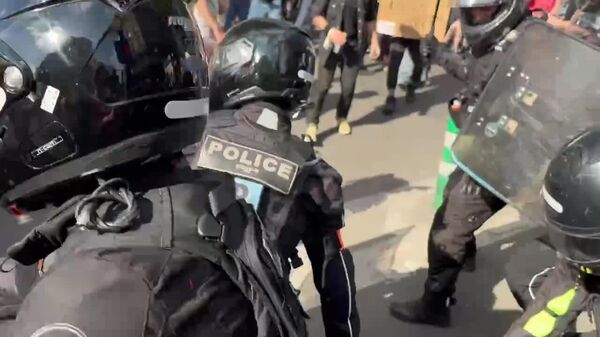 درگیری پلیس فرانسه با شرکت‌کنندگان در تظاهرات روز جهانی کارگر در پاریس - اسپوتنیک افغانستان  