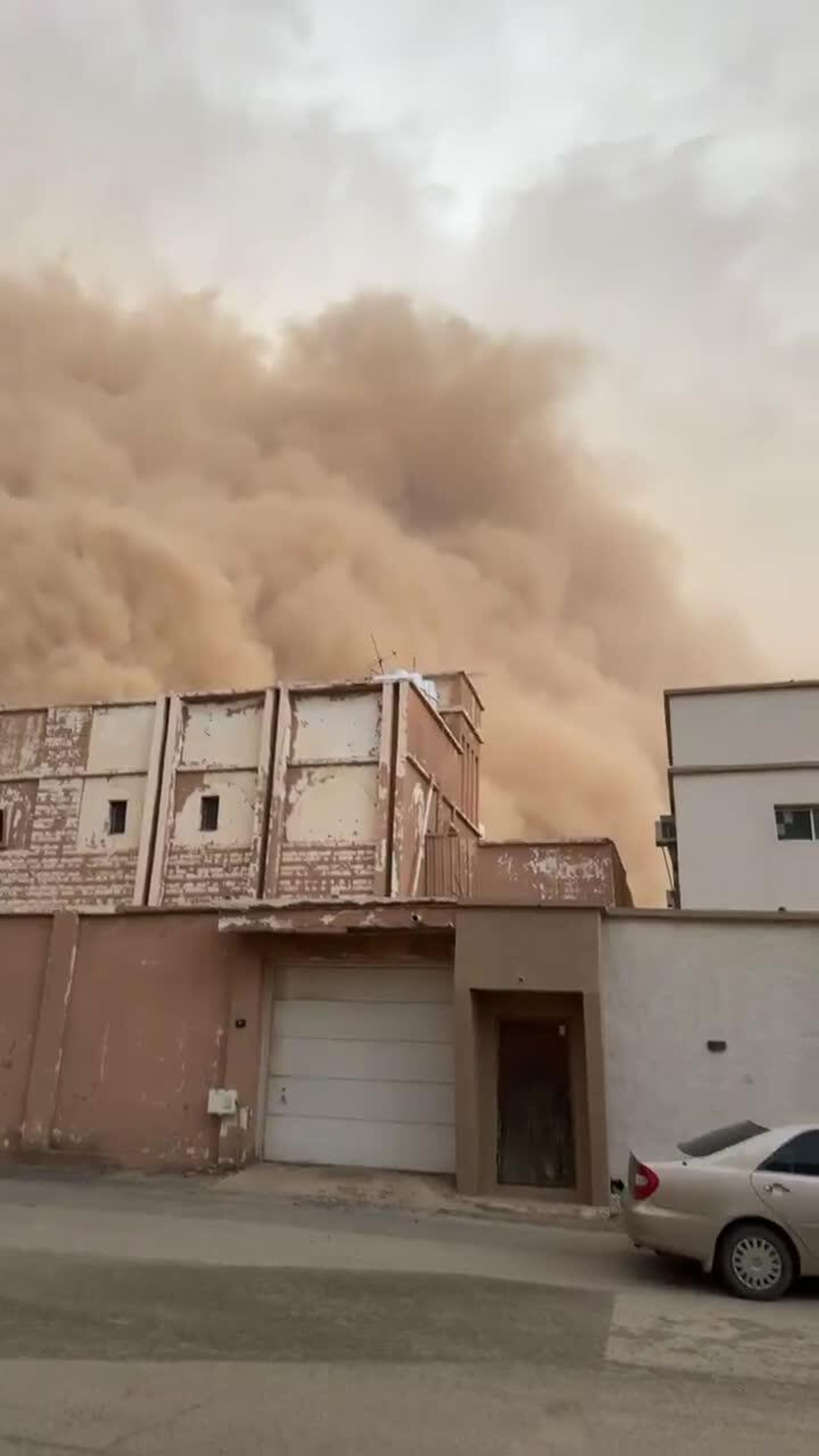 طوفان وحشتناک گرد و غبار روز عربستان را به شب تبدیل کرد طوفان وحشتناک گرد و غبار روز عربستان را به شب تبدیل کرد - اسپوتنیک افغانستان , 1920, 04.05.2025