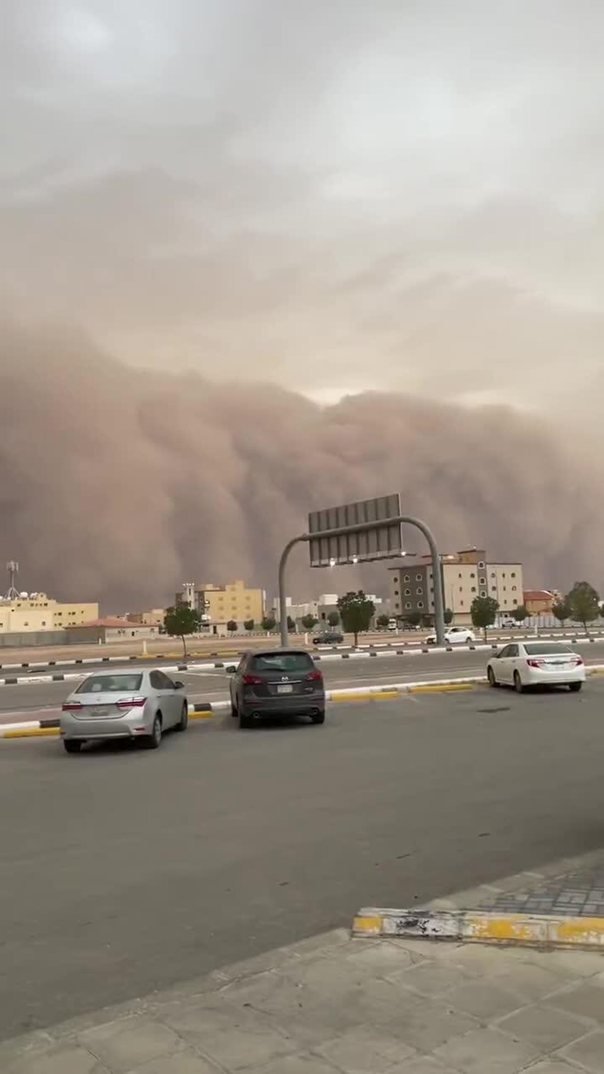 طوفان وحشتناک گرد و غبار روز عربستان را به شب تبدیل کرد طوفان وحشتناک گرد و غبار روز عربستان را به شب تبدیل کرد - اسپوتنیک افغانستان , 1920, 04.05.2025