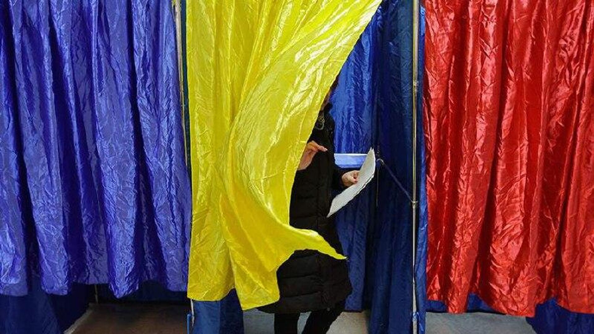 مقامات رومانیایی از تقریباً ۵۰ مورد تخلف در انتخابات ریاست جمهوری خبر دادند مقامات رومانیایی از تقریباً ۵۰ مورد تخلف در انتخابات ریاست جمهوری خبر دادند - اسپوتنیک افغانستان , 1920, 04.05.2025